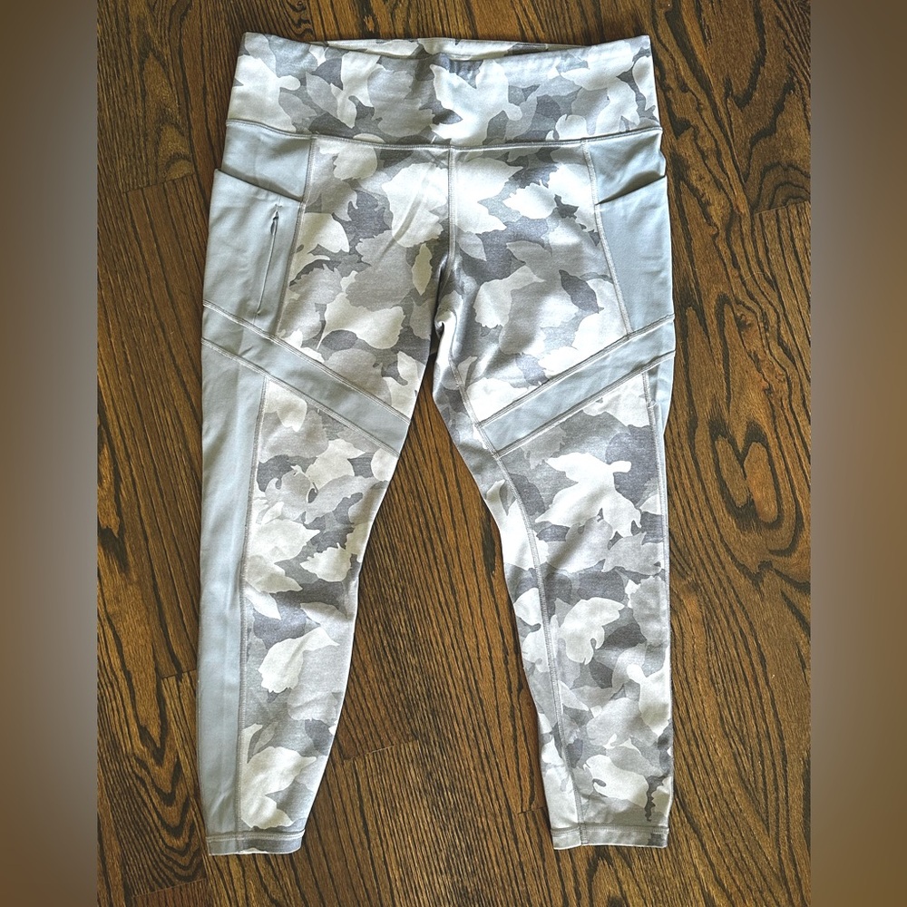 Athleta Camo 7/8 Tight Leggings in Cobblestone light gray size XL